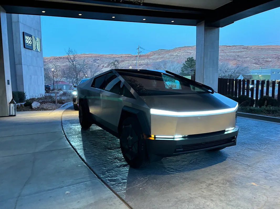 Tesla Cybertruck lors d'un essai tout-terrain à Moab