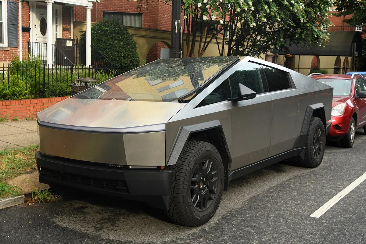 Tesla Cybertruck, illustrant la diversification récente de la gamme Tesla
