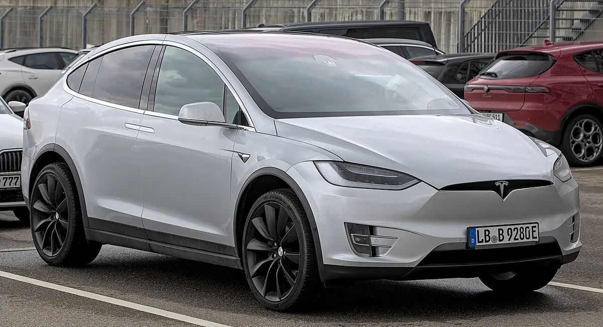 Tesla Model X 100D exposée au salon Retro Classics 2023.