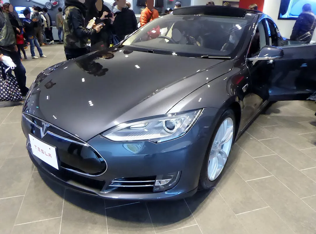 Vue de face d'une Tesla Model S, illustrant un modèle historiquement lié au programme de parrainage